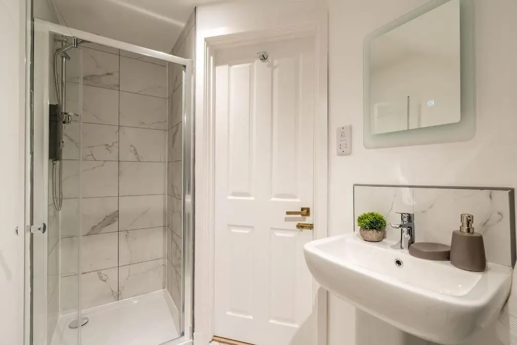 Superb Two Bedroom 2 Bathroom Home Morningside Edinburgh United Kingdom
