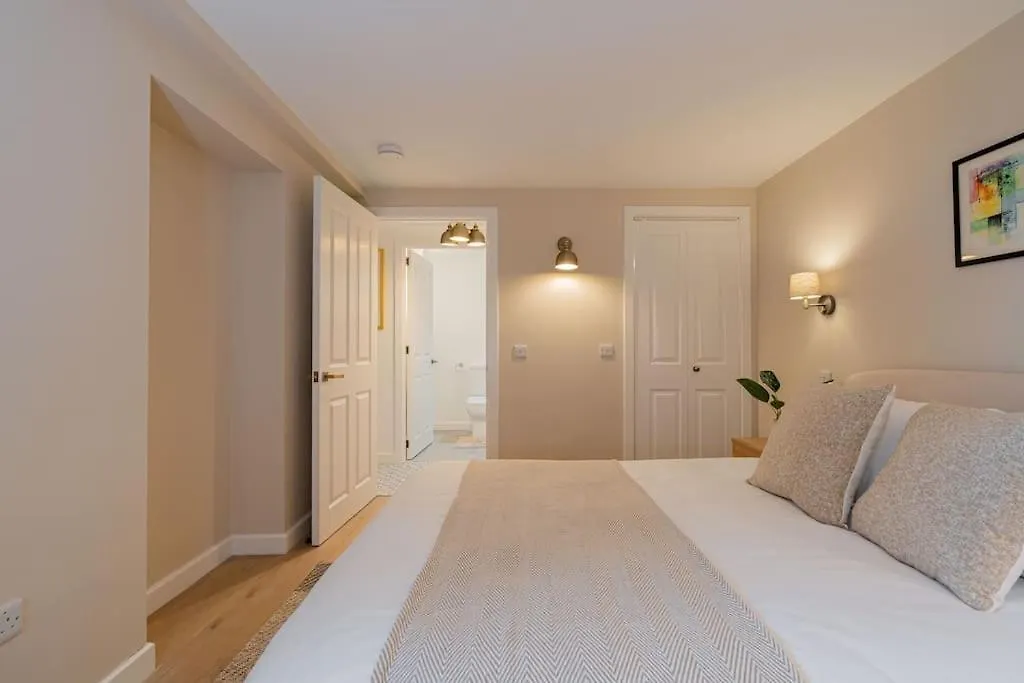 Superb Two Bedroom 2 Bathroom Home Morningside Edinburgh 0*,  United Kingdom