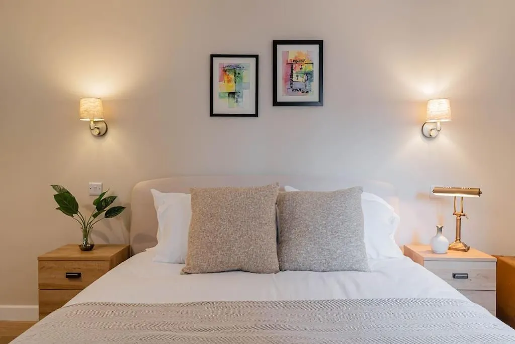 Superb Two Bedroom 2 Bathroom Home Morningside Edinburgh 0*,