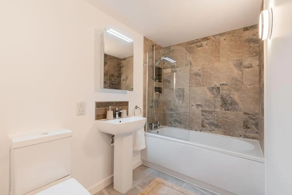 Superb Two Bedroom 2 Bathroom Home Morningside Edinburgh 0*,  United Kingdom